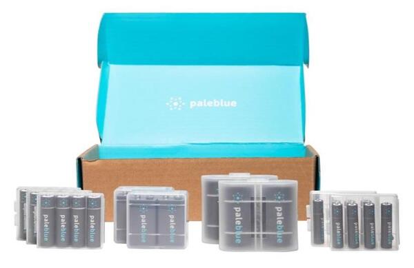 Pale Blue Sustainability Kit 8xAA/8xAAA Inc. USB to 4x Micro-USB charging cable afbeelding